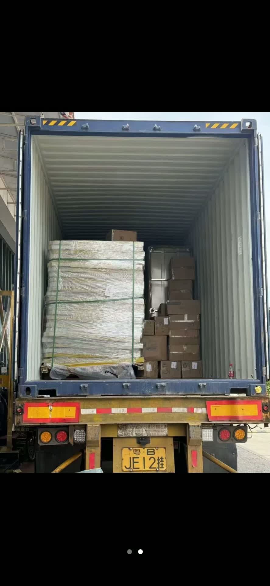 Chargement d'un conteneur de marchandises hôtelières — Foshan, Guangdong