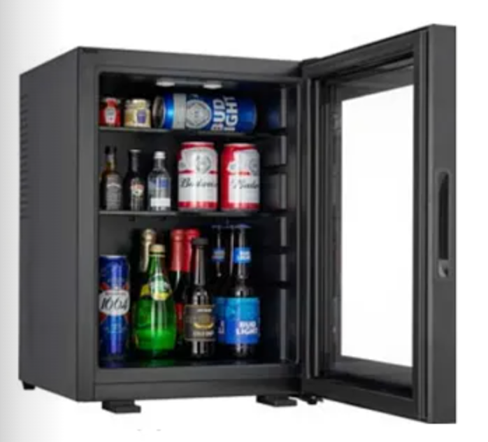 Minibar hôtelier porte ouverte