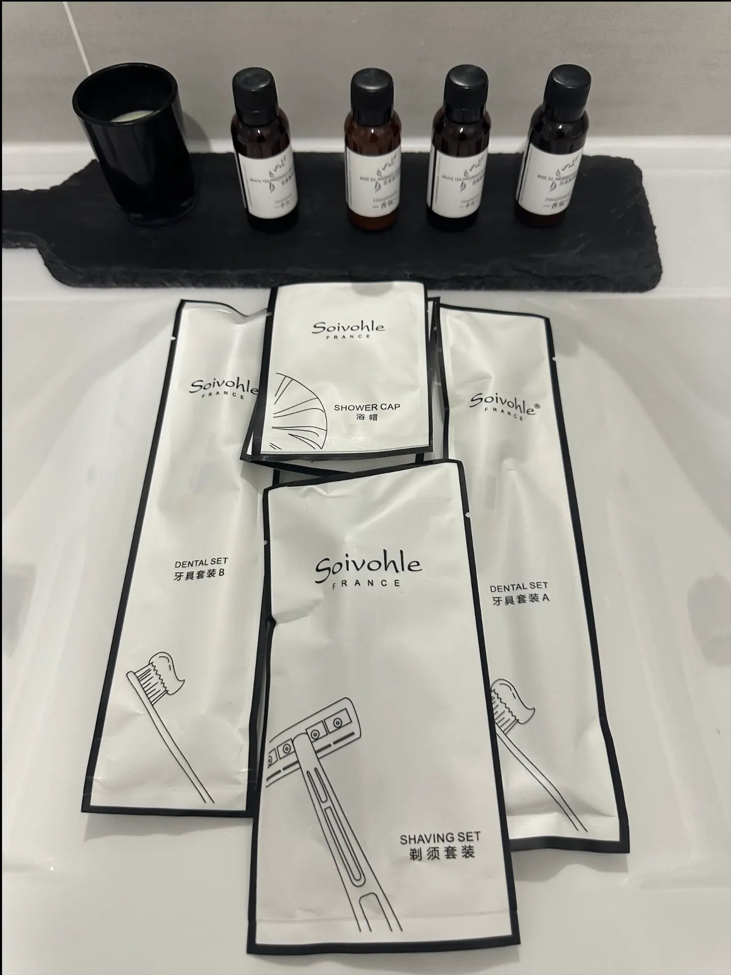 Produits d’accueil hôteliers personnalisés : dental set, shaving set, shower cap et flacons de soins